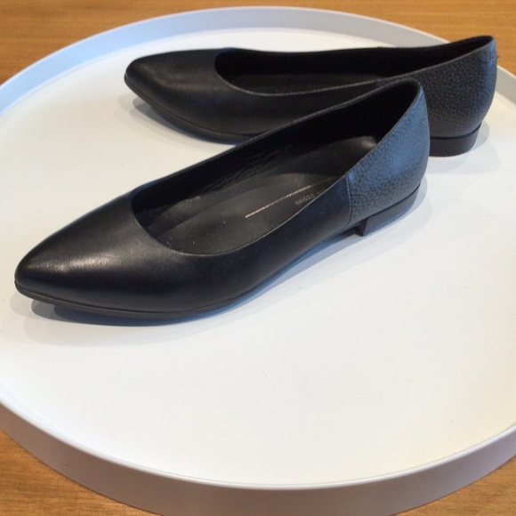 Ecco Black Leather Flats - Picture 2 of 9